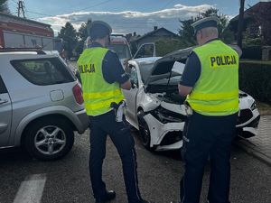 na zdjęciu widać policjantów pracujących na miejscu zdarzenia drogowego