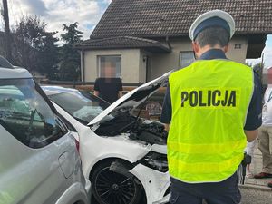 na zdjęciu widać policjantów pracujących na miejscu zdarzenia drogowego