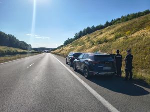 na zdjęciu widać zatrzymanego na autostradzie mężczyznę