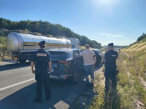 na zdjęciu widać zatrzymanego na autostradzie mężczyznę