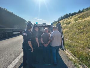 na zdjęciu widać zatrzymanego na autostradzie mężczyznę