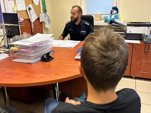 na zdjęciu widać nieletniego w trakcie przesłuchania