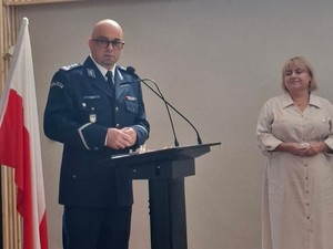 Komendant Powiatowy przemawia podczas inauguracji roku szkolnego