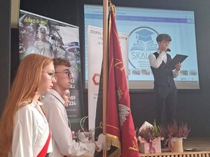 uczniowie podczas inauguracji roku szkolnego