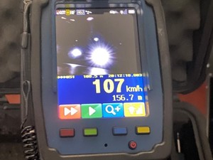 na urządzeniu do pomiaru prędkości pojazdów wyświetlona jest wartość 107 km/h