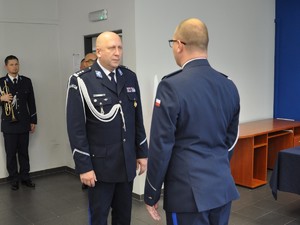 zdjęcie przedstawia uroczystość wprowadzenia nowego komendanta