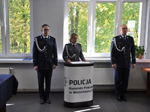 zdjęcie przedstawia uroczystość wprowadzenia nowego komendanta