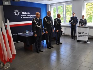 zdjęcie przedstawia uroczystość wprowadzenia nowego komendanta