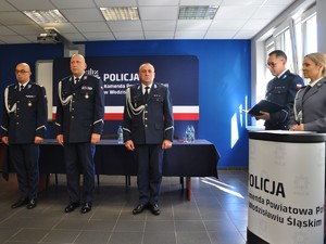 zdjęcie przedstawia uroczystość wprowadzenia nowego komendanta