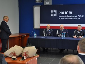 zdjęcie przedstawia uroczystość wprowadzenia nowego komendanta