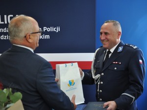 zdjęcie przedstawia uroczystość wprowadzenia nowego komendanta
