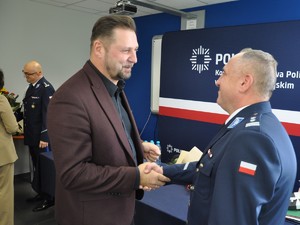zdjęcie przedstawia uroczystość wprowadzenia nowego komendanta