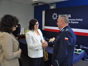 zdjęcie przedstawia uroczystość wprowadzenia nowego komendanta