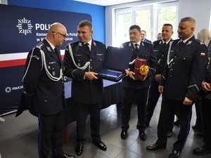 zdjęcie przedstawia uroczystość wprowadzenia nowego komendanta