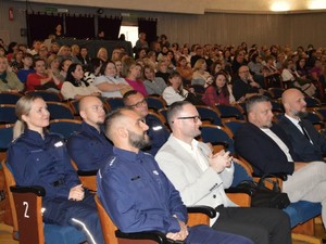 na trybunach podczas konferencji siedzą jej uczestnicy, w tym policjanci