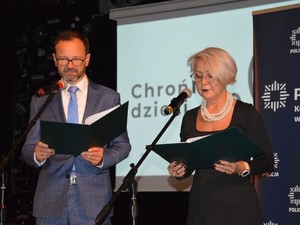 zdjęcie przedstawia prowadzących konferencję pod nazwą "Konferencja ChrońMY Dzieci 2.0"