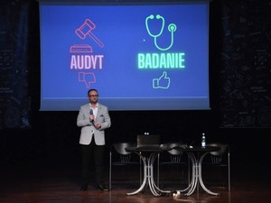 na zdjęciu widać prelegenta występującego podczas konferencji