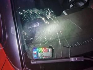 na zdjęciu widać uszkodzoną szybę czołową samochodu