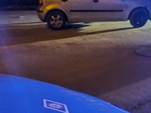 zdjęcie z interwencji policjantów, widoczny radiowóz oraz inny pojazd osobowy