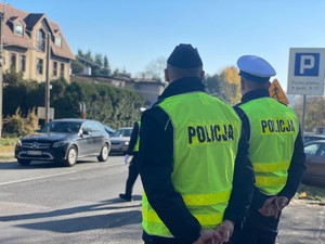 policjanci podczas pracy w pobliżu cmentarzy w czasie akcji Wszystkich Świętych