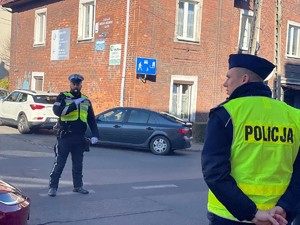 policjanci podczas pracy w pobliżu cmentarzy w czasie akcji Wszystkich Świętych