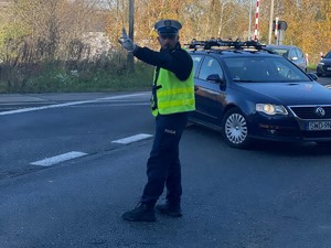 policjanci podczas pracy w pobliżu cmentarzy w czasie akcji Wszystkich Świętych