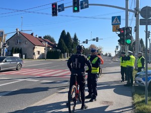 policjanci podczas pracy w pobliżu cmentarzy w czasie akcji Wszystkich Świętych