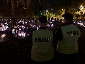 policjanci podczas pracy w pobliżu cmentarzy w czasie akcji Wszystkich Świętych