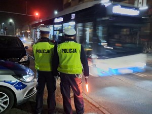 policjanci podczas pracy w pobliżu cmentarzy w czasie akcji Wszystkich Świętych