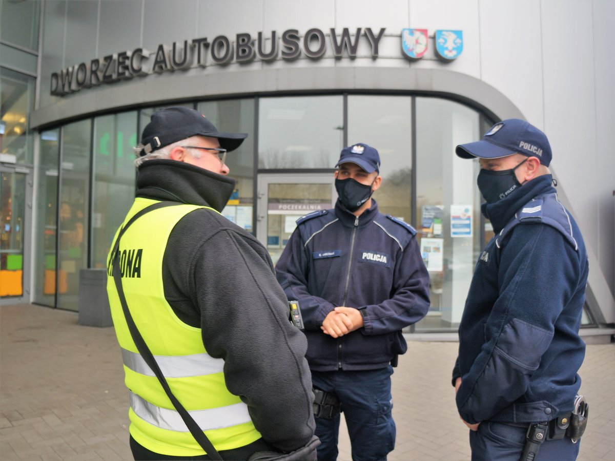 Policjanci Egzekwują Przepisy Związane Bezpieczeństwem Sanitarnym ...